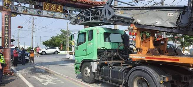 彰化縣埔鹽鄉好修村天德宮牌樓，日前遭一輛載運刨路機的大型拖板車撞毀，導致混泥土造的傳統牌樓變成危險建物。（李瑞平提供／吳建輝彰化傳真）