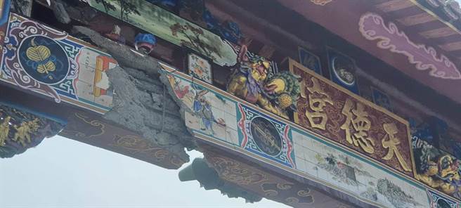 主委李瑞平表示，天德宮是1987年好修村民共同籌建，村民出入都要經過牌樓，如今變成危樓只能要求民眾繞路，年前才整修完畢如今無法復原，只能重建了。（李瑞平提供／吳建輝彰化傳真）