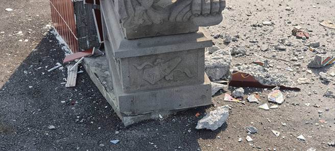 李瑞平說，天德宮的一磚一瓦都是好修村民共同捐獻所蓋的，就像好修村民的家一樣，被撞倒當然相當不捨，但是也沒辦法。（李瑞平提供／吳建輝彰化傳真）