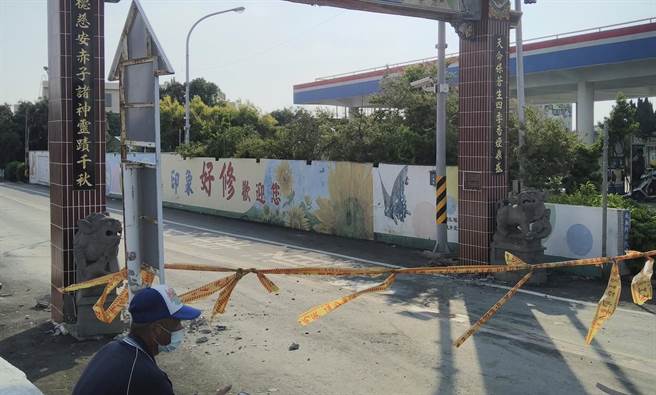 營造公司很有誠意也承諾會協助復原，但現在牌樓鋼筋外露，隨時有崩塌可能，還是有民眾會冒險穿越，看了相當緊張，呼籲所有村民暫時不要經過，以免發生危險。（李瑞平提供／吳建輝彰化傳真）