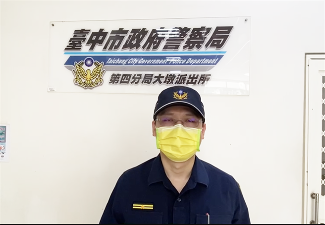 警方依违反《传染病防治法》及《菸害防制法》等，开出2张告发单，陈男至少要缴5000元罚款。(警方提供)