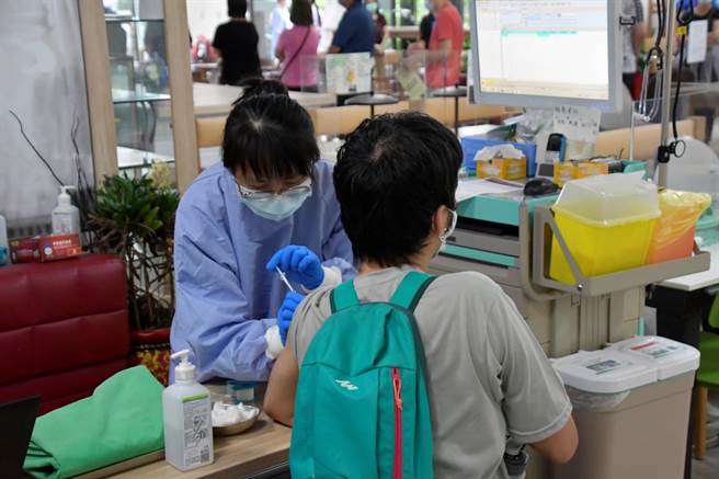 继屏东县、台东县后，彰化县今起一连4天为全县7384名中小学教职员接种疫苗，一早接种情形很踊跃。（谢琼云摄）