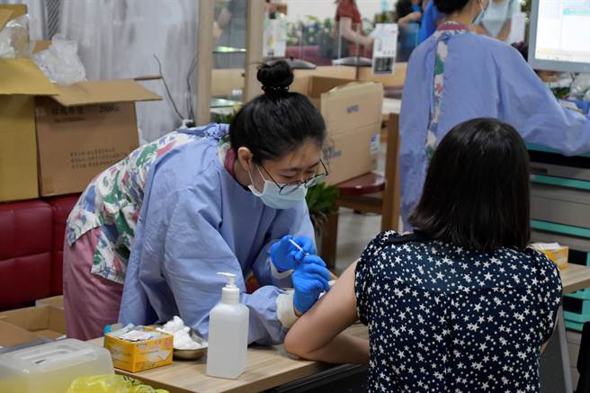 继屏东县、台东县后，彰化县今起一连4天为全县7384名中小学教职员接种疫苗，一早接种情形很踊跃。（谢琼云摄）