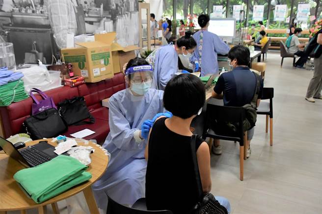 继屏东县、台东县后，彰化县今起一连4天为全县7384名中小学教职员接种疫苗，一早接种情形很踊跃。（谢琼云摄）