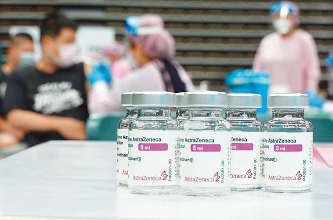 台北市長柯文哲17日直言，考慮舉債幫市民買第3劑疫苗。圖為AZ疫苗。（資料照，姚志平攝）