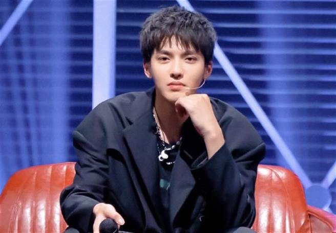 大陆19岁大一女孩都美竹近日爆料知名艺人吴亦凡玩弄多名女孩甚至未成年少女感情，在大陆社交网路上引发轩然大波。（图/翻摄自微博）