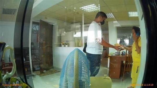 王姓大学生赚外快当车手，领取被害妇人面交款项时，遭警方活逮。（读者提供／石秀华高雄传真）