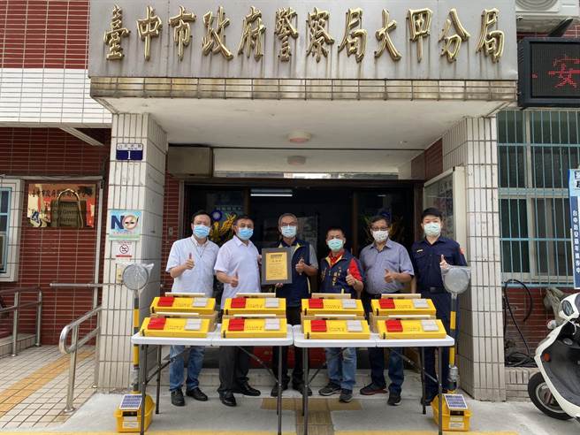 大安镇安宫、大甲警友办事处坚及民防中队捐赠大甲警分局40组太阳能爆闪警示灯。（大甲警分局提供／陈淑娥台中传真）