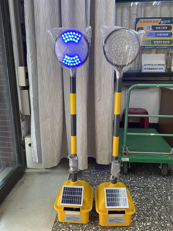 大安镇安宫、大甲警友办事处坚及民防中队捐赠大甲警分局40组太阳能爆闪警示灯。（大甲警分局提供／陈淑娥台中传真）