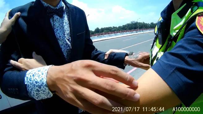 欲在桥上轻生的黄男哭倒在警员怀里。（读者提供／程炳璋台南传真）