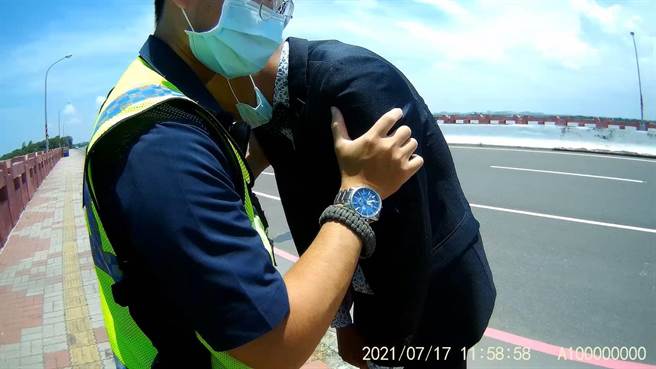 黄男穿西装打领结想跳海遭救。（读者提供／程炳璋台南传真）