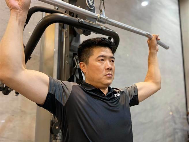 前立委顏宽恒放话要在年底前练出腹肌。（图／摘自顏宽恒脸书）