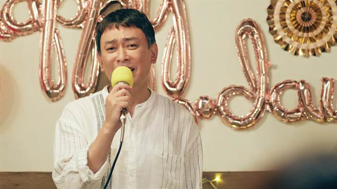 王识贤为剧中女儿深情献唱〈心肝宝贝〉。（东森、映画提供）