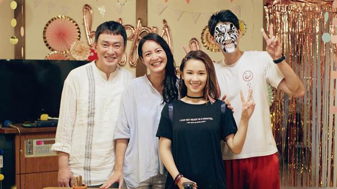 《神之乡》王识贤、Janet、李玉玺、卢以恩一家人难得放下心结开心合影。（东森、映画提供）