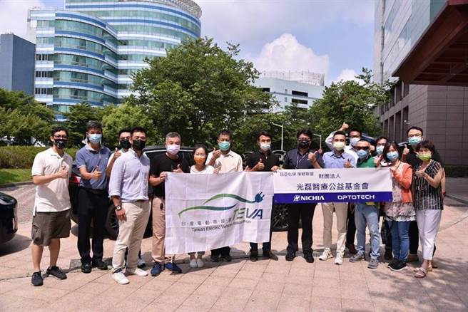 TEVA、光磊医疗基金会共同捐出126台桌上型电脑，盼小朋友停课不停学。（图／光磊提供）