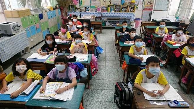 台北市长柯文哲抛出「线上线下混合班」，北巿教育局副局长陈素慧进一步透露，针对警消医护子女、国小一、二年级、国九、高三的学生会另做特别的考量。（图／示意图，中时资料照）
