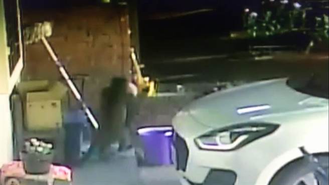 猴子潜入黄锡墉家中，偷走屋檐下的南瓜。（黄锡墉提供／李忠一宜兰传真）