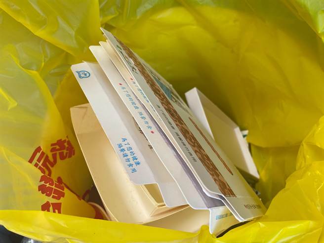 外送平台兴起，加上三级警戒，餐厅不开放内用，以致纸容器暴增，花莲县环保局统计，今年1至4月已达去年半年数量，5、6月疫情影响，回收场暂停分类工作，数量恐怕十分可观。（罗亦晽摄）
