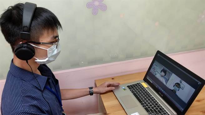 台中就业中心提醒求职者，视讯面试时，要找一处乾净明亮、安静不受打扰，网路顺畅的地方进行视讯，从容应对视讯面试。（卢金足摄）