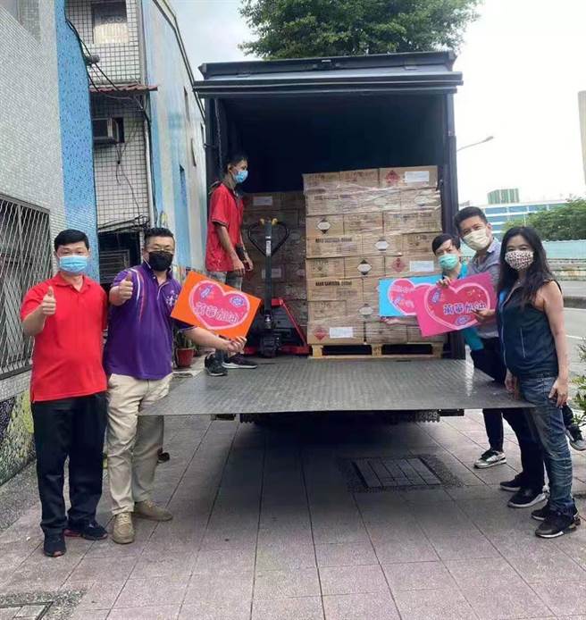 台湾水木清华校友会无偿提供270箱消毒洗手液及100箱防护口罩给万华地区民眾。（水木清华校友会提供）