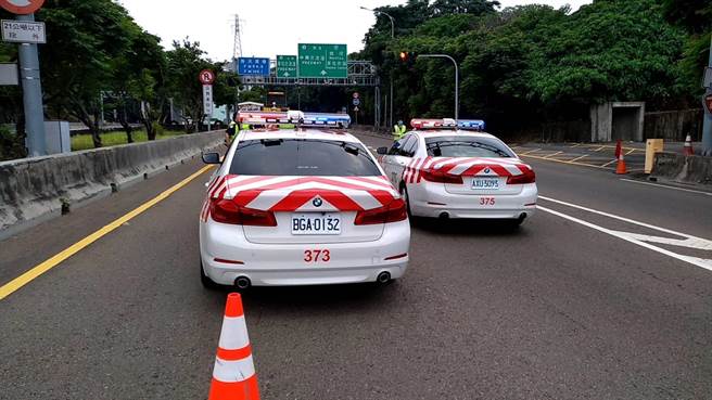 彰化台76县八卦山隧道今天中午惊传火烧车意外，一辆自小货车车斗因不明原因冒烟起火，当时驾驶看着自己的货斗起火，赶紧停在路旁跳车求救。（国道三队提供／吴建辉彰化传真）