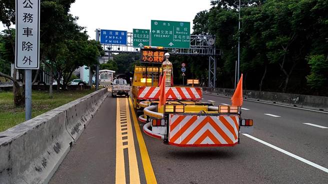 消防员到场后随即将火扑灭，所幸没有造成人员伤亡，南投县政府消防局第一大队碧兴分队表示，车斗并无装载任何东西，研判是传动轴过热导致火灾，但详细的原因仍有待调查厘清。（国道三队提供／吴建辉彰化传真）