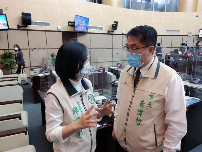 台南市议员邱莉莉（左）建议市长黄伟哲（右），利用小黄公车提供旧城区「停车便利送」接驳服务。（洪荣志摄）