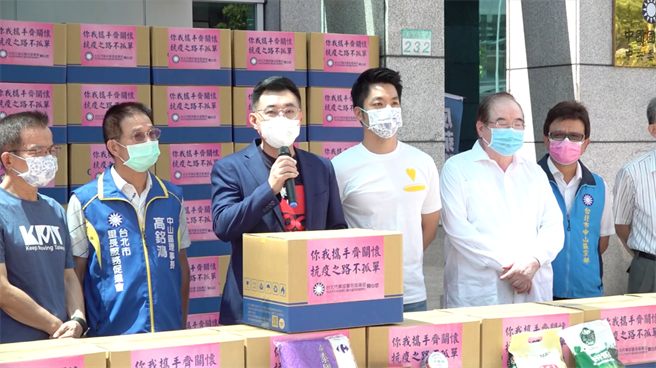 國民黨主席江啟臣（中）出席「你我攜手齊關懷、抗疫之路不孤單」福箱捐贈活動。(周毓翔攝)