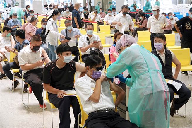 北捷及公车司机、站务员等第一线工作人员，北市府安排19日起在花博争艳馆专案接种。（黄世麒摄）