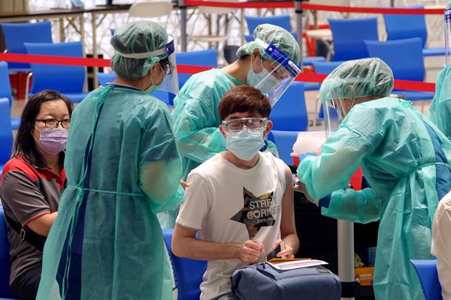 北捷及公车司机、站务员等第一线工作人员，北市府安排19日起在花博争艳馆专案接种。（黄世麒摄）
