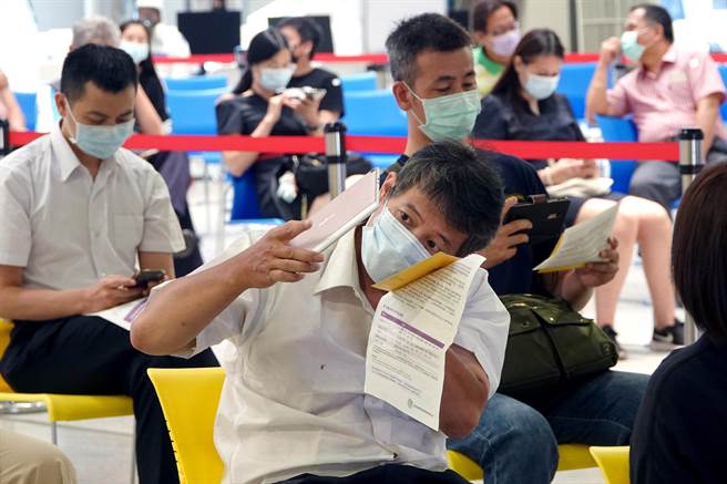 1位民眾完成施打疫苗，拿起平板和亲人视讯报平安。（黄世麒摄）