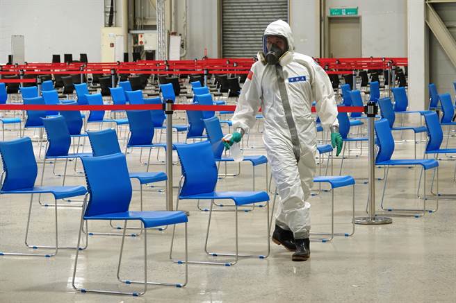 前来支援的国军化学兵随时清消座椅，力求防疫任务滴水不漏。（黄世麒摄）