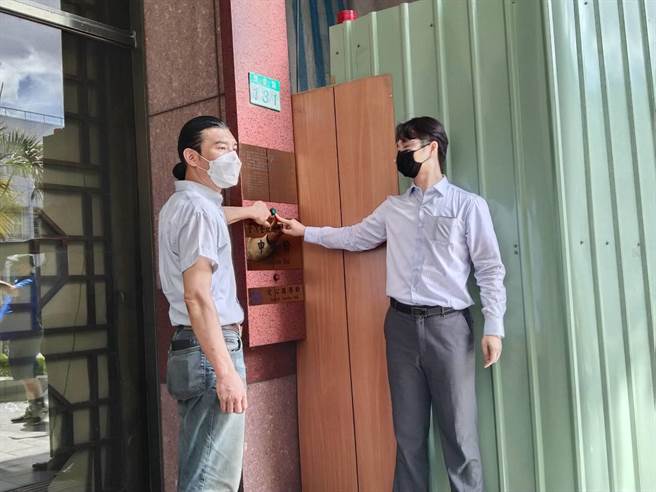 kevin(左)与律师19日下午到北检告发内线交易。(陈志贤摄)