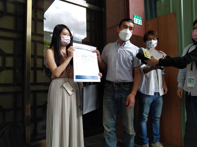 kevin(绑马尾者)19日下午在北检召开记者会。(陈志贤摄)