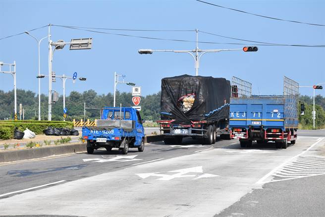 台61西滨快速道路与台1己路口重车来往频繁，公路总局计画将路口改成分离式交流道。（谢明俊摄）