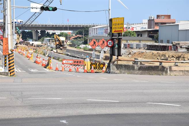台61线与竹南镇龙江街口，是通往龙凤渔港的重要通道，目前正进行拓宽工程。（谢明俊摄）