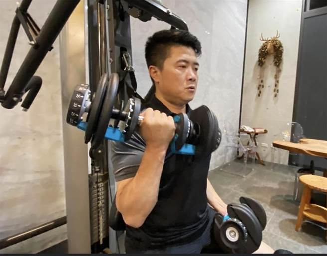 台中市议会副议长顏莉敏的大哥顏宽恒，疫情期间发起钢铁肉体锻炼挑战，准备好解封那一天，做那个负重前行的人。（翻摄顏宽恒脸书）
