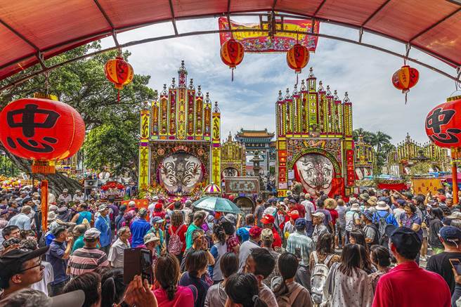 新竹县义民祭今年受疫情影响，将「缩小规模，如期举办」，可能不会有往年万头钻动的盛况。（罗浚滨摄）