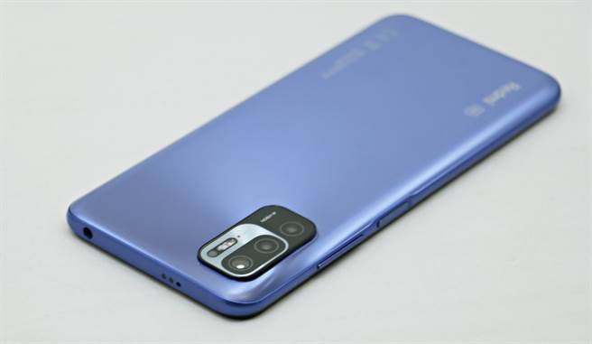 Redmi Note 10 5G右侧与顶端。（黄慧雯摄）