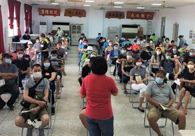 澎湖县疫苗接种人口涵盖率全国第1名，年底将普发振兴礼金1000元抢救经济大作战。（陈可文摄）