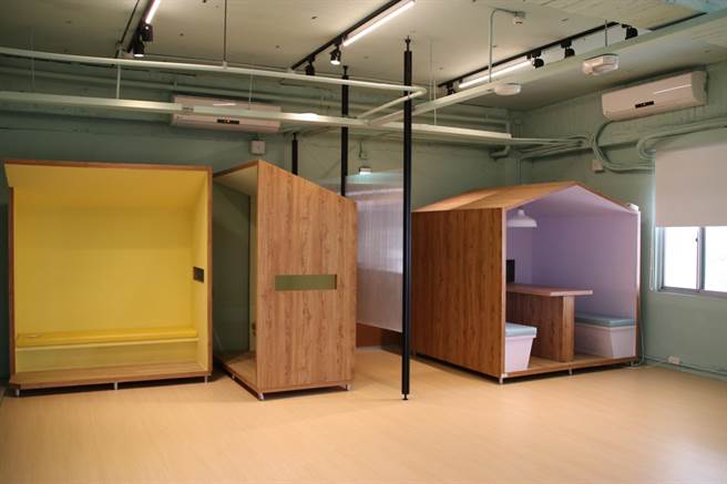 台中社創基地位於台中公園旁精武圖書館5至7樓，於107年成立，以「非營利組織、社會企業、創業青年、社區營造」為培力主體。（馮惠宜攝）