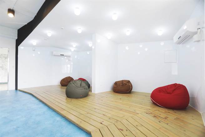 台中社創基地今年三月再開辦晚安基地，除了精心規劃的講座外，更多的是由進駐基地的創新團隊自行設計的活動，內容多元。（馮惠宜攝）