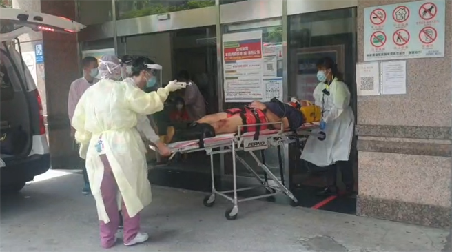 培德工家林姓学务主任锯树不慎摔落，意识昏迷。（翻摄照片／陈彩玲基隆传真）