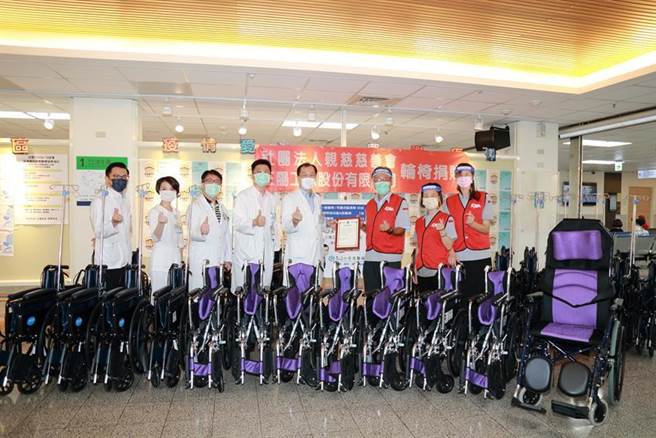 三陽工業偕同善心團體共同捐贈38台輪椅予衛福部苗栗醫院。（圖／業者提供）