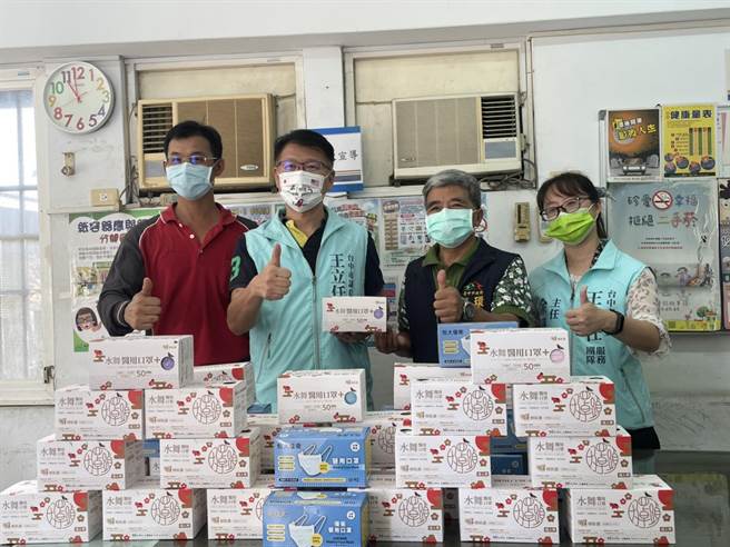 市議員王立任與地方企業家王俊雄捐贈口罩給清潔隊。（市議員王立任服務處提供／陳淑娥台中傳真）