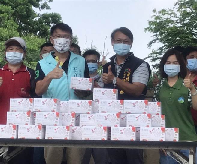 市議員王立任與地方企業家王俊雄捐贈口罩給清潔隊。（市議員王立任服務處提供／陳淑娥台中傳真）
