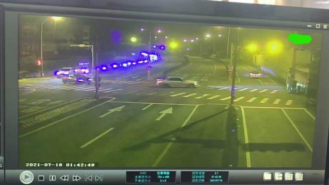 18日凌晨，苗栗县警方在台61线崎顶海水浴场前防飙临检，大批飙车族原本要到此聚集，见到警方赶紧迴转离去。（苗栗县警局提供／谢明俊苗栗传真）