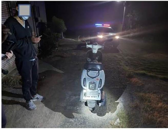 警方防飙勤务查获飙车族用口罩遮盖车牌。（苗栗县警局提供／谢明俊苗栗传真）