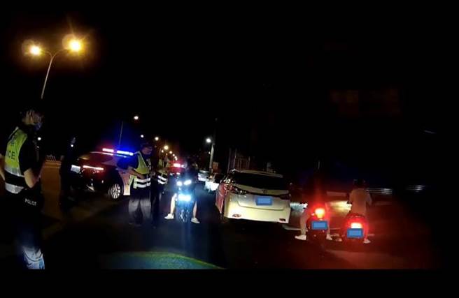 警方在拦查飙车族。（苗栗县警局提供／谢明俊苗栗传真）