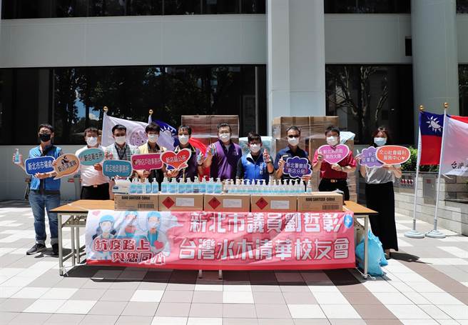 三级警戒延长至7月26日，新北市议员刘哲彰媒合台湾水木清华校友会今（19日）捐赠防疫物资给新店区公所、新店警分局、消防局第四大队、区内市场自治会等单位。（刘哲彰服务处提供）